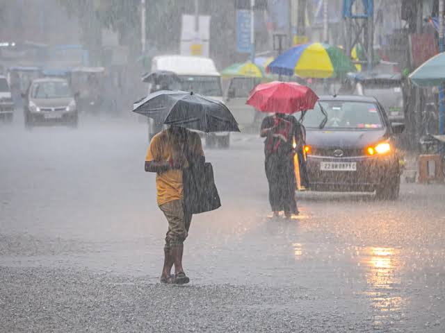IMD Issues Heavy Rain Alerts for South India, Thunderstorms Elsewhere